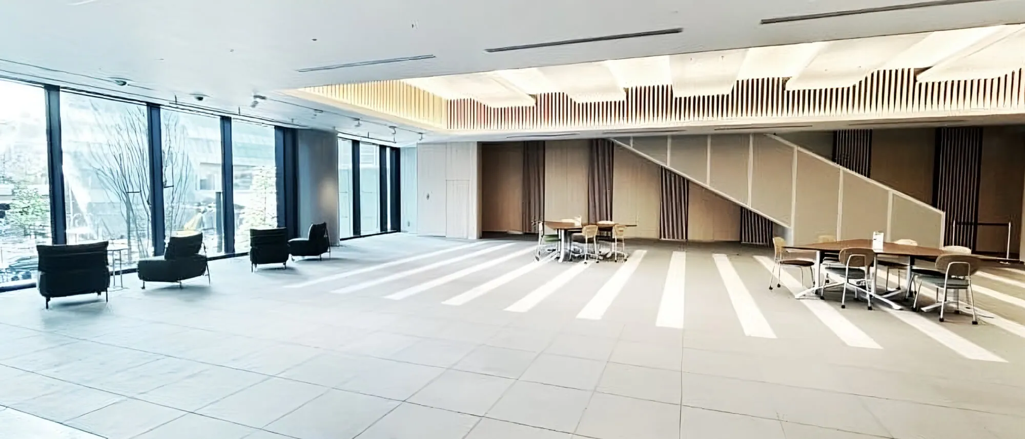 イベント後の懇親会で参加者が談笑している様子
