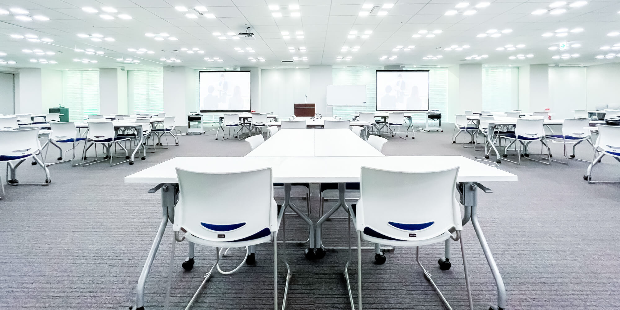 セミナー形式で椅子が並べられた大規模なイベントホール