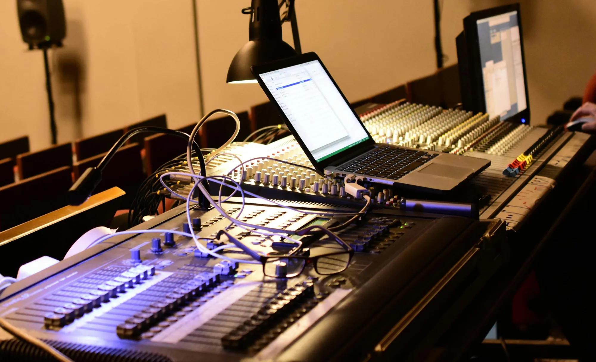 イベントの音響を調整するミキサーとスタッフ