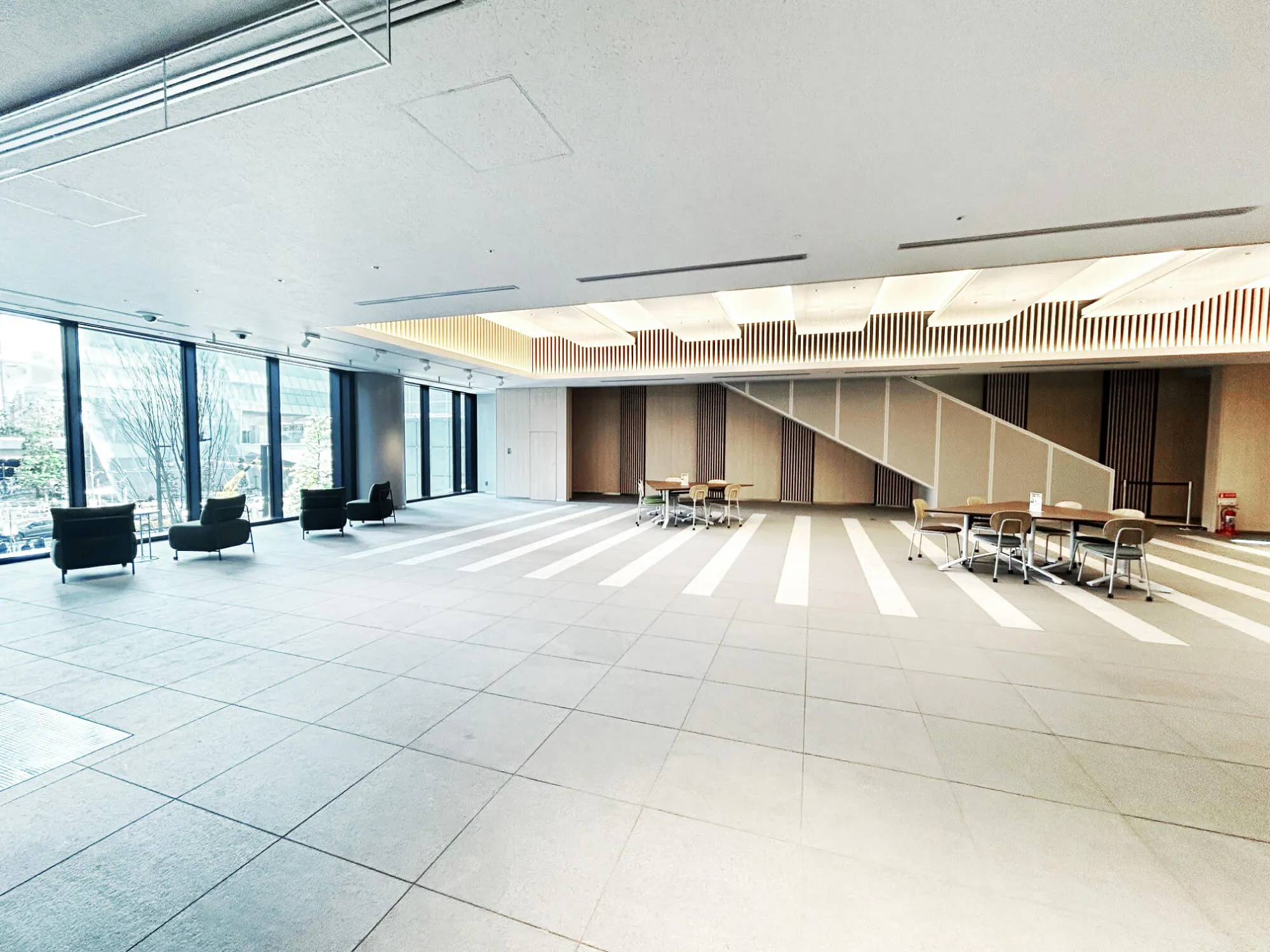 イベント後の懇親会で参加者が談笑している様子